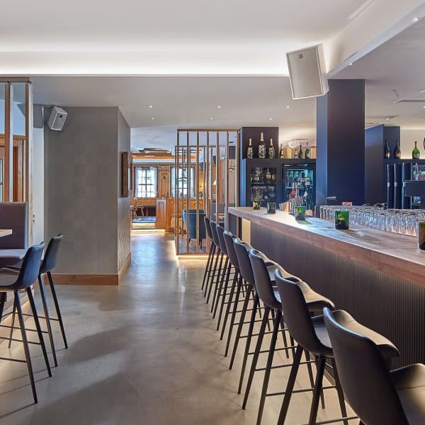 Moderne Bar mit gemütlichen Ambiente