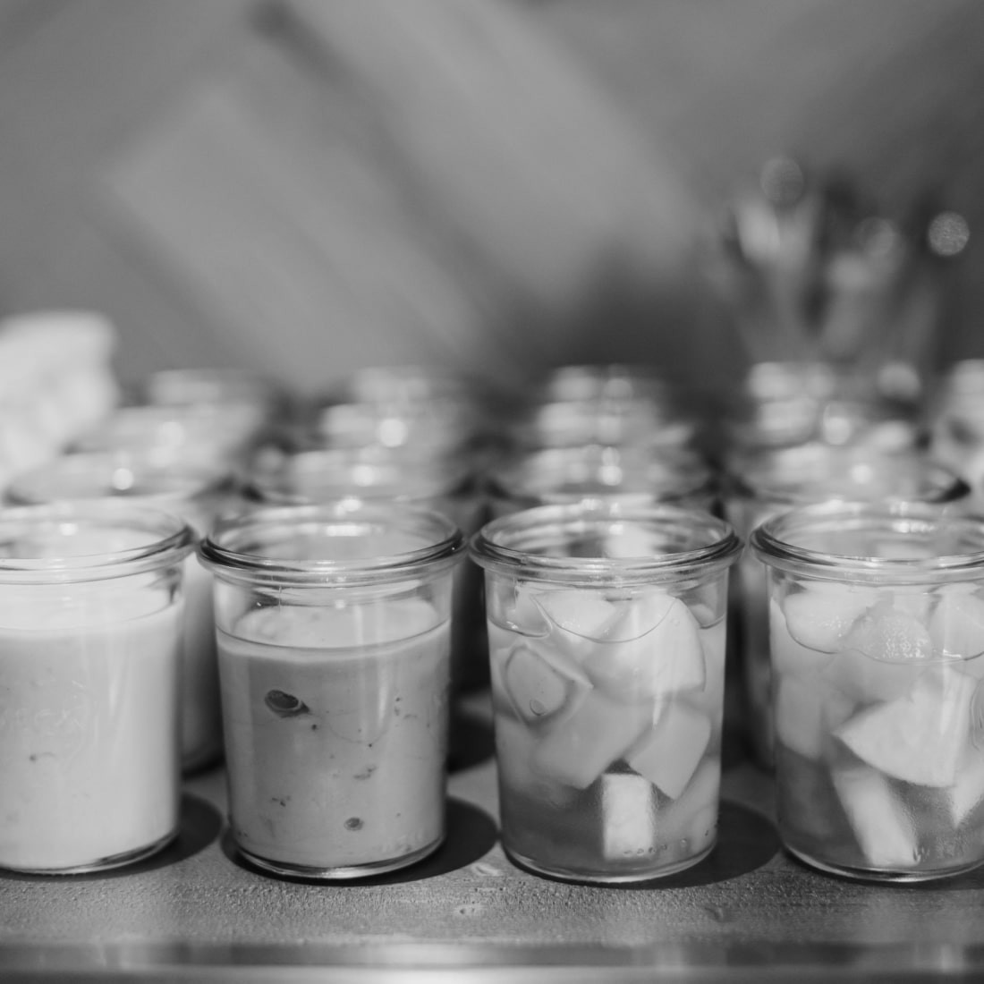 Joghurt und Obst am Frühstücksbuffet