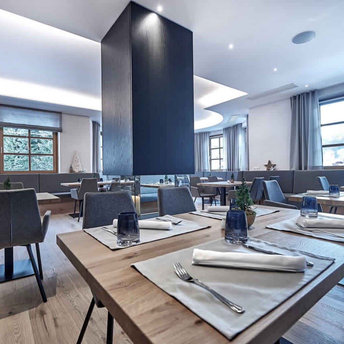 Speiseraum mit Kamin in der Mitte