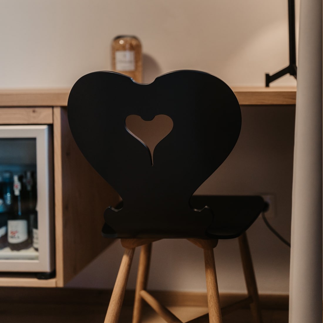 Stuhl am Schreibtisch im Zimmer