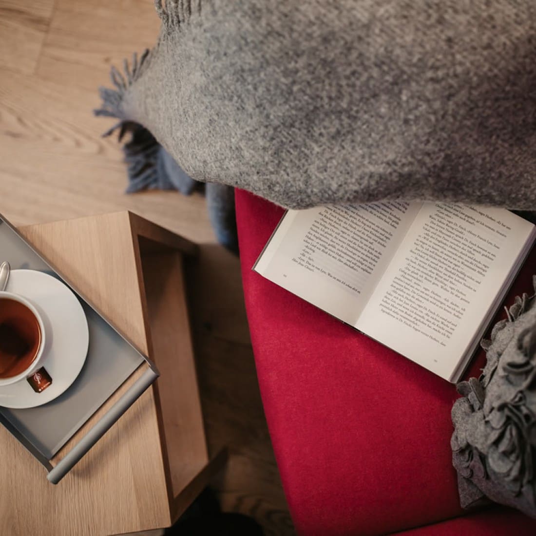 Eine Tasse Tee und ein gutes Buch genießen