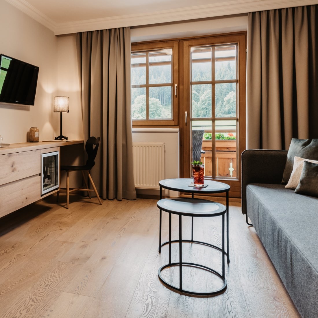 Wohnbereich mit Balkon am Zimmer