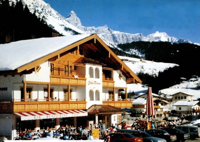 Das Hotel Happy Filzmoos mit Sonnenterrasse und Schirmbar als Treff für alle Skifahrer