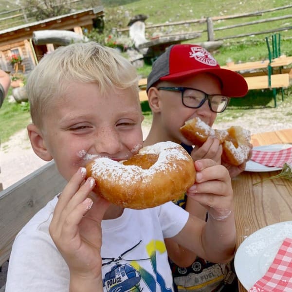 Krapfen essen auf der Aualm