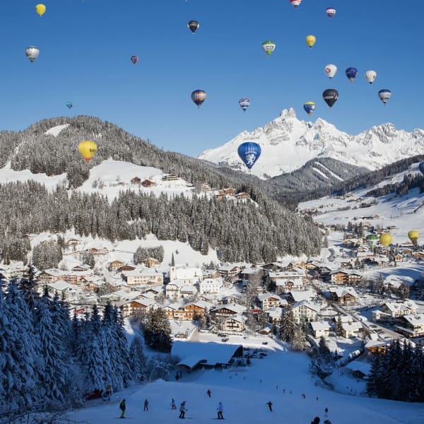 Ort Filzmoos mit Ballonen © Coen Weesjes