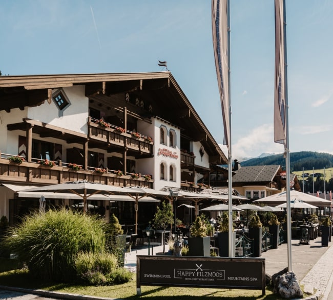 Das Hotel Happy Filzmoos im Sommer von außen