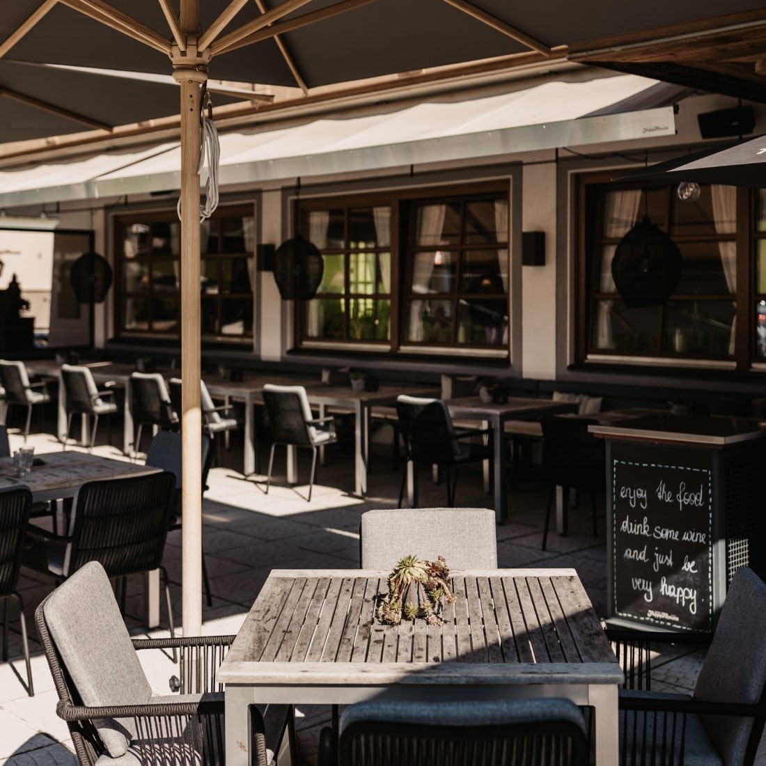 Außenansicht des Hotels im Sommer